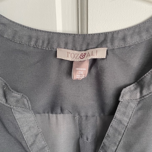 Roz & Ali ombre gray top. - Picture 2 of 4